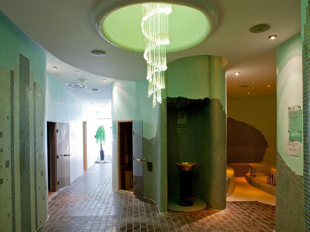 Hotel Impozant Valča Exterior foto